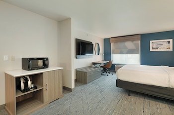 Holiday Inn Express Hotel & Suites Milwaukee - New Berlin