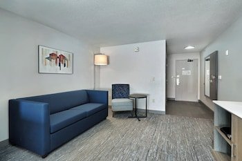 Holiday Inn Express Hotel & Suites Milwaukee - New Berlin