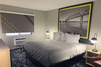 Country Club Inn & Suites