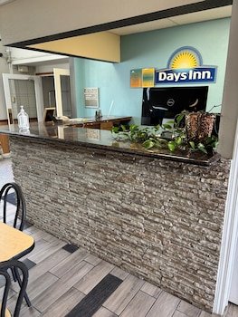 Days Inn by Wyndham West Branch Iowa City Area