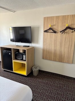Days Inn by Wyndham West Branch Iowa City Area