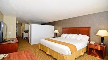 Holiday Inn Express & Suites Fort Atkinson