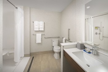 Holiday Inn Express & Suites North Brunswick