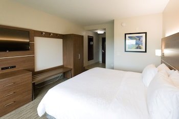 Holiday Inn Express & Suites Lexington NW-The Vineyard