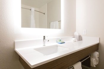 Holiday Inn Express & Suites Lexington NW-The Vineyard