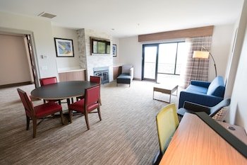 Holiday Inn Express & Suites Lexington NW-The Vineyard