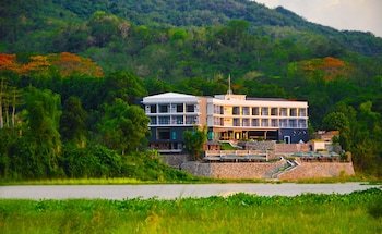 Rivermount Hotel And Resort