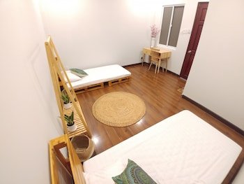 40K Four Of A Kind Hostel