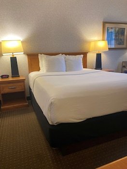 Best Western Plus Kelly Inn - St. Cloud Hotel