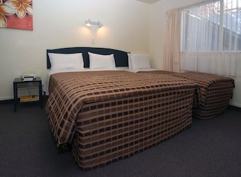 Bay Court Lakefront Motel