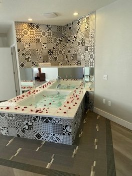 Mid City Inn & Suites Pico Rivera