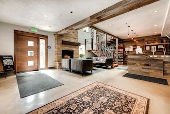 Boulder Adventure Lodge