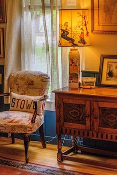 Brass Lantern Inn