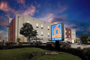 Studio 6 Suites Texas City, TX – I-45 South