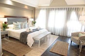 Whalesong Hotel & Hydro