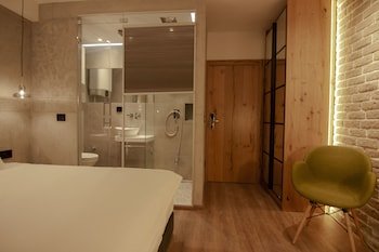 Level Luxury Suites