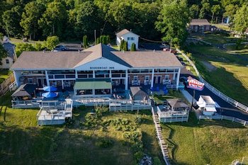 Riverboat Inn & Suites