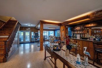 Riverboat Inn & Suites