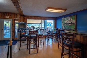 Riverboat Inn & Suites