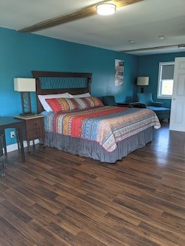Riverboat Inn & Suites