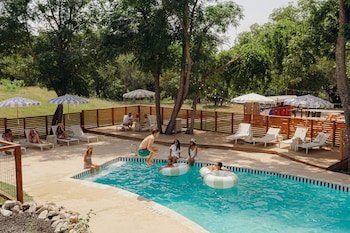 Gruene Outpost River Lodge