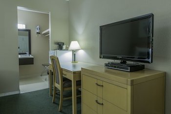Howard Johnson by Wyndham Downtown Kamloops