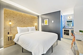 Holiday House Motel