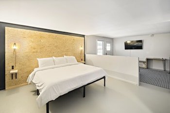 Holiday House Motel