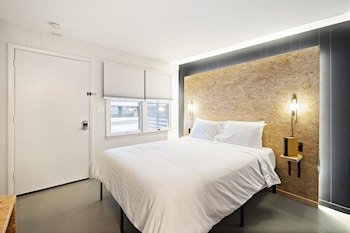 Holiday House Motel