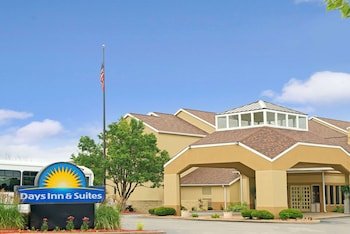 Days Inn & Suites by Wyndham St. Louis/Westport Plaza