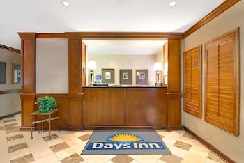 Days Inn & Suites by Wyndham St. Louis/Westport Plaza