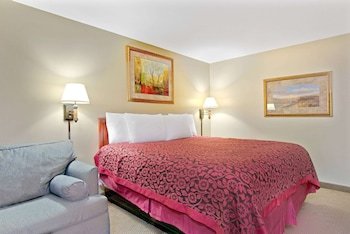 Days Inn & Suites by Wyndham St. Louis/Westport Plaza