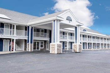 Hilltop Inn & Suites