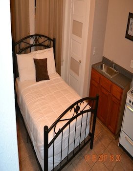 Monterey Inn Hotel