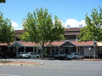 Nomads - Adelaide Travellers Inn