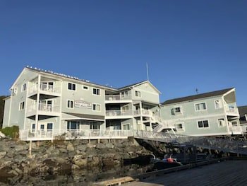 Longliner Lodge & Suites