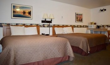 Longliner Lodge & Suites