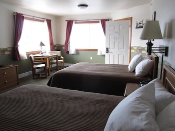 Longliner Lodge & Suites
