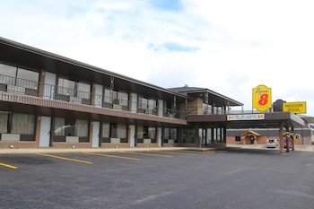 Super 8 by Wyndham Hearst ON