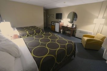 Super 8 by Wyndham Hearst ON