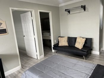 Cabana Inn & Suites