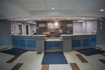 Holiday Inn Express & Suites North East (Erie I-90 Exit 41)
