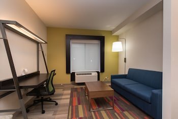 Holiday Inn Express & Suites North East (Erie I-90 Exit 41)