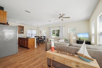 Ocean Palms, Sleeps 8, 4 Bedroom, Walk to the Beach by Vtrips