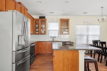 Ocean Palms, Sleeps 8, 4 Bedroom, Walk to the Beach by Vtrips