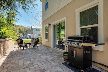 Ocean Palms, Sleeps 8, 4 Bedroom, Walk to the Beach by Vtrips