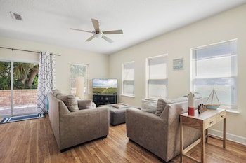 Ocean Palms, Sleeps 8, 4 Bedroom, Walk to the Beach by Vtrips