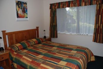 Cottage Park Travel Lodge & Conference Centre