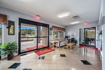 Econo Lodge Inn & Suites