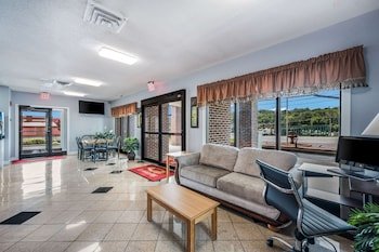 Econo Lodge Inn & Suites